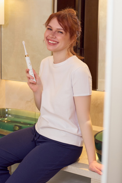 SMILLE Sonic Brush - Prémiový sonický kartáček s kónickými vlákny SANGI, bílý