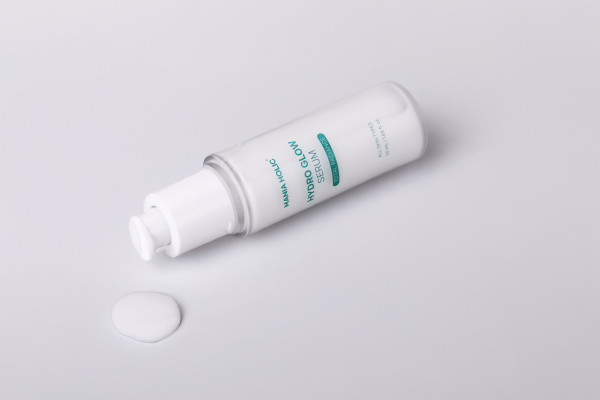 Mania Holic Hydro Glow serum, rozjasňující hydratační sérum s 10 formami kyseliny hyaluronové, 50 ml