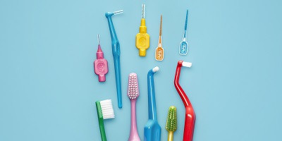 Správná ústní hygiena s rovnátky a implantáty