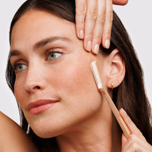 Tweezerman Facial Razor – holítko na chloupky obličeje, rose gold