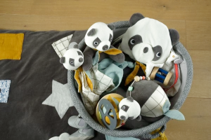 Kikadu hrající panda