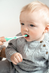 Brush-baby First Brush & Teether, zubní kartáček a kousátko, 0-18 měsíců