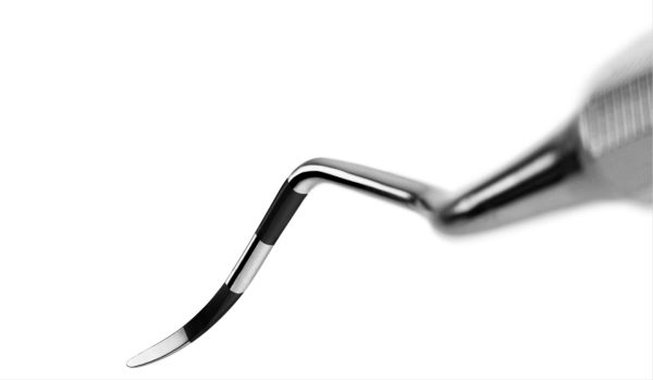 Deppeler Smart Scaling oboustranná kyreta meziální/distální DSS2ADEP s růžovými návleky (11/12 + 13/14)