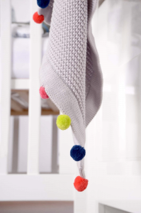 Kikadu šedá deka s bambulkami