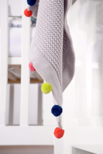 Kikadu šedá deka s bambulkami