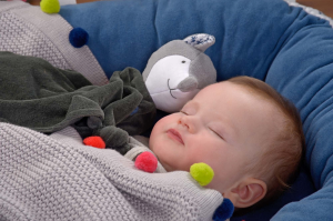 Kikadu šedá deka s bambulkami