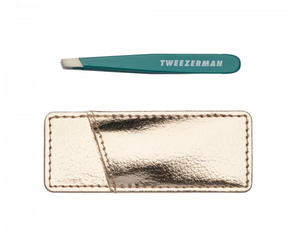 Tweezerman Mini SLANT pinzeta ve smaragdově zelené se zlatým pouzdrem