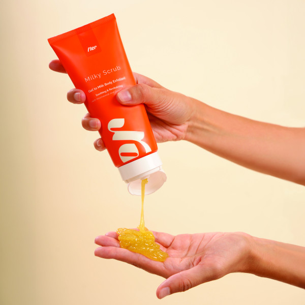 FLER Milky Scrub tělový exfoliační peeling s gelovo-mléčnou texturou, 200 ml