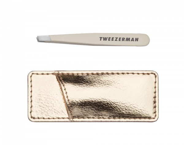 Tweezerman Mini SLANT pinzeta v jemné růžové barvě se zlatým pouzdrem