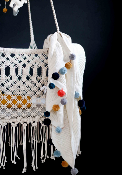 Kikadu bílá deka s bambulkami