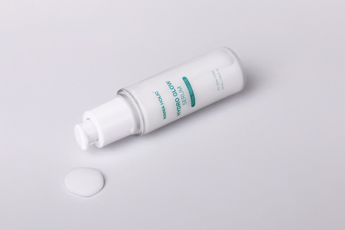 Mania Holic Hydro Glow serum, rozjasňující hydratační sérum s 10 formami kyseliny hyaluronové, 50 ml