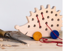 Didaktická Montessori hračka – provlékačka Ježek